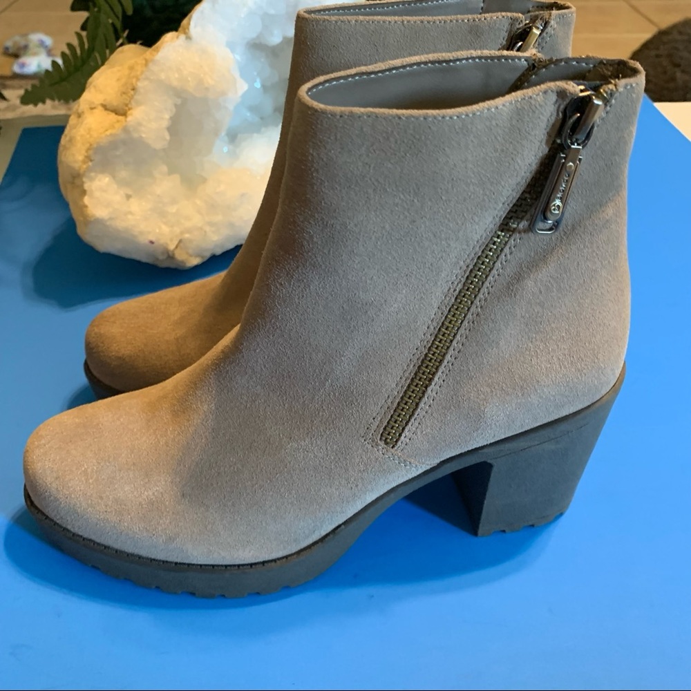 Blonde waterproof heel ankle boots.